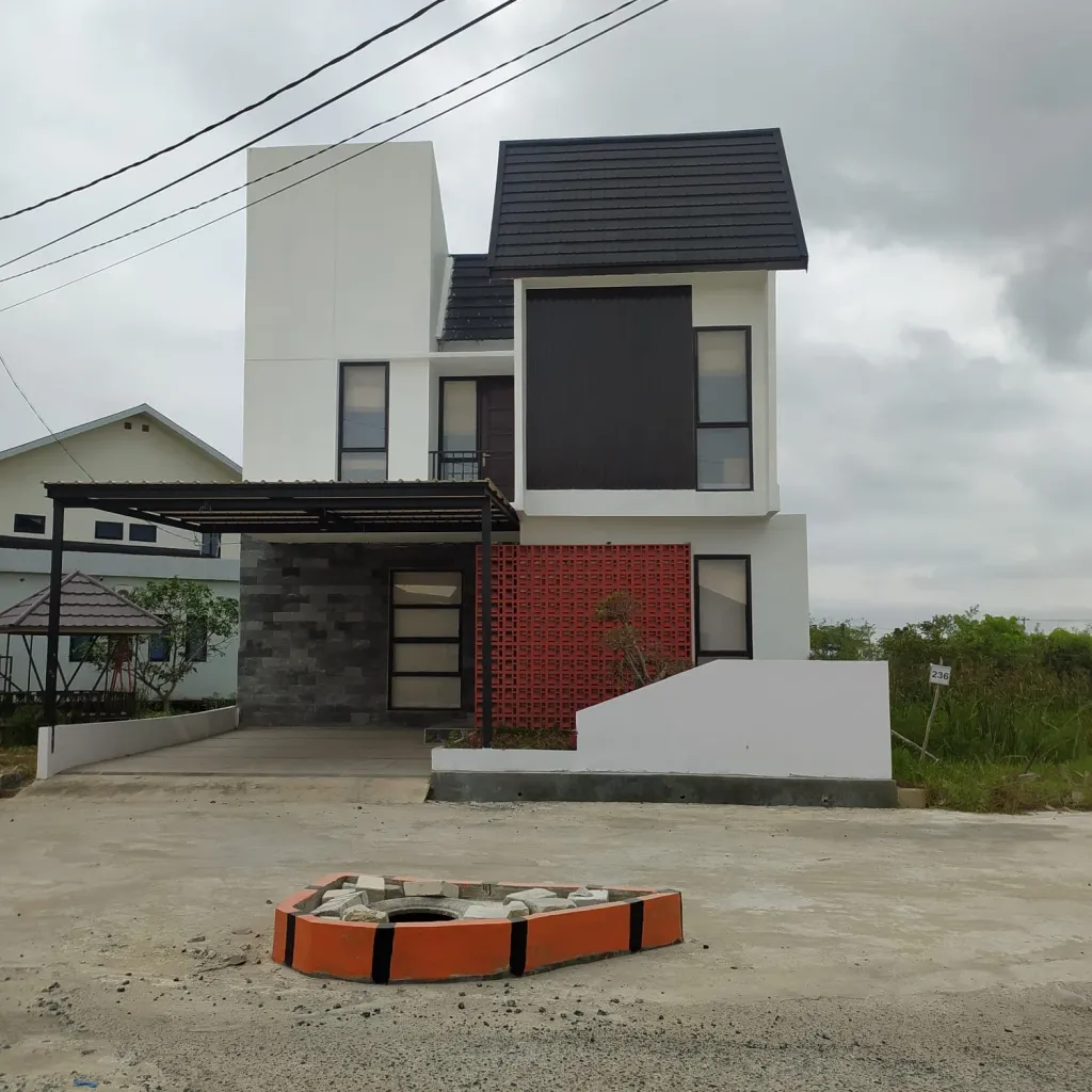 foto tampak rumah tipe Royal Khazmir perumahan Mahatama Regency