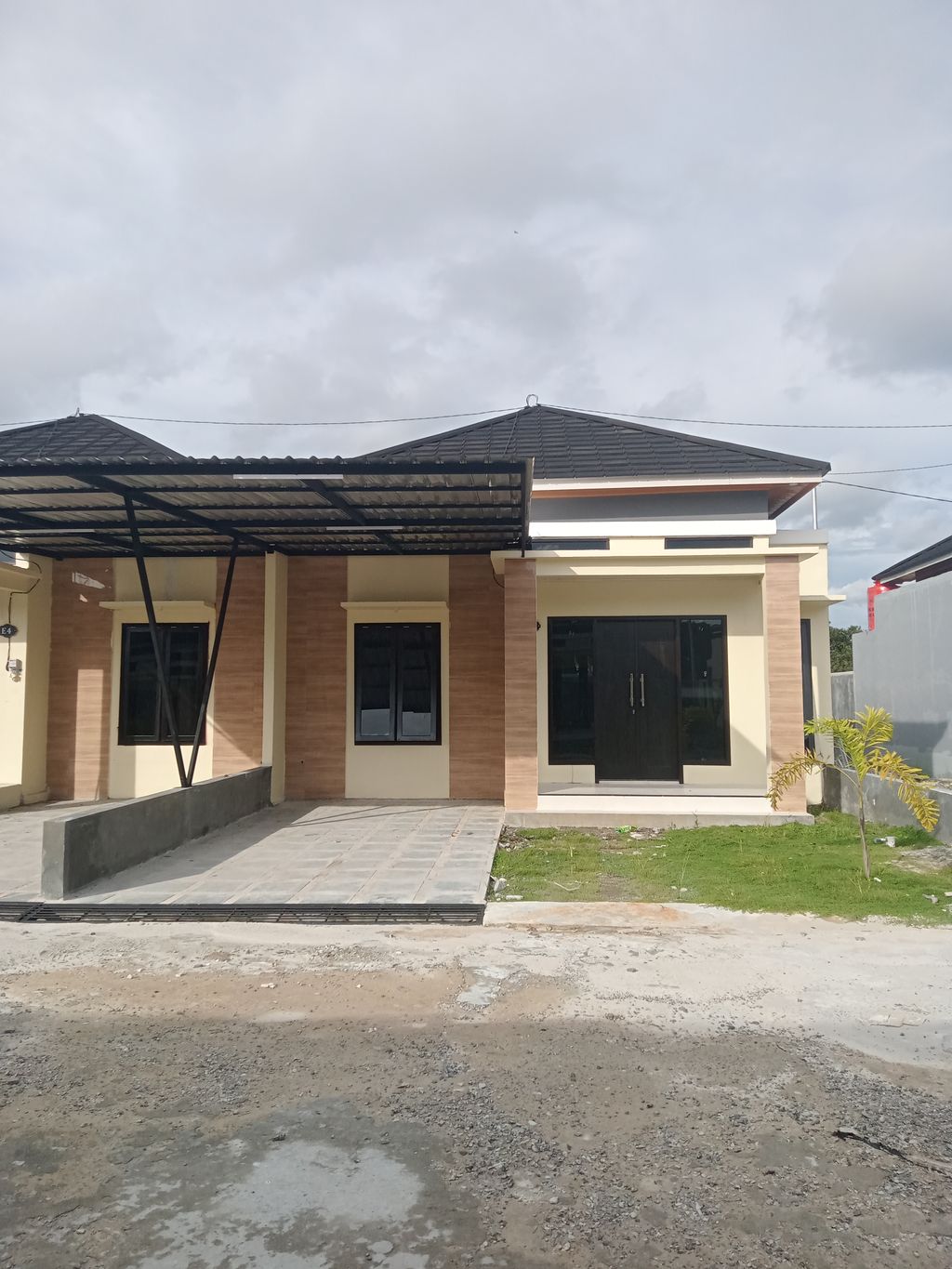 foto tampak rumah tipe 150 perumahan ROYAL BOULEVARD RESIDENCE