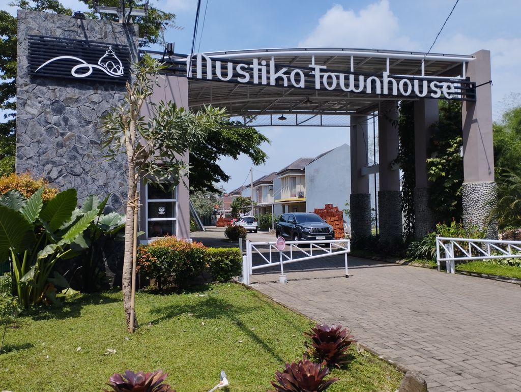 foto gerbang perumahan Mustika Townhouse