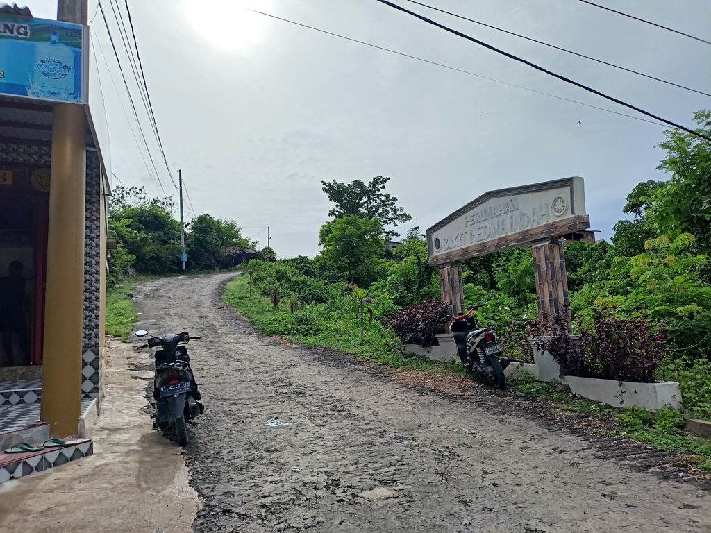 foto gerbang perumahan BUKIT MEDINA INDAH 2