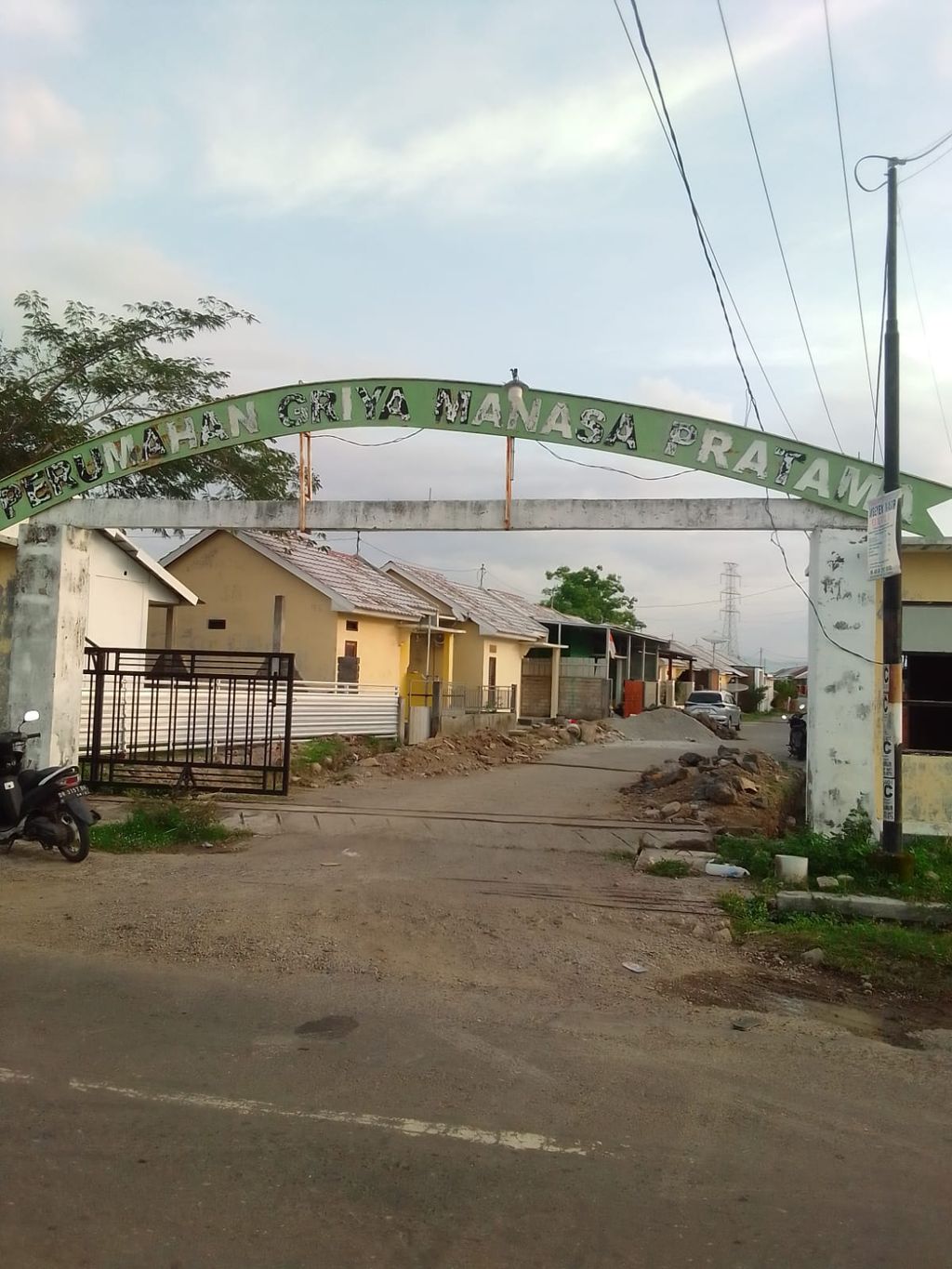foto gerbang perumahan GRAHA MANASA 2