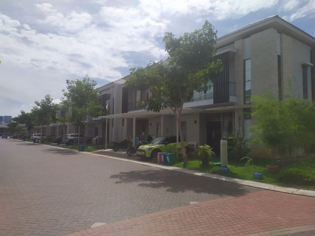 foto tampak rumah tipe ALAMANDA HOEK perumahan PIK 2 - DISTRICT 26