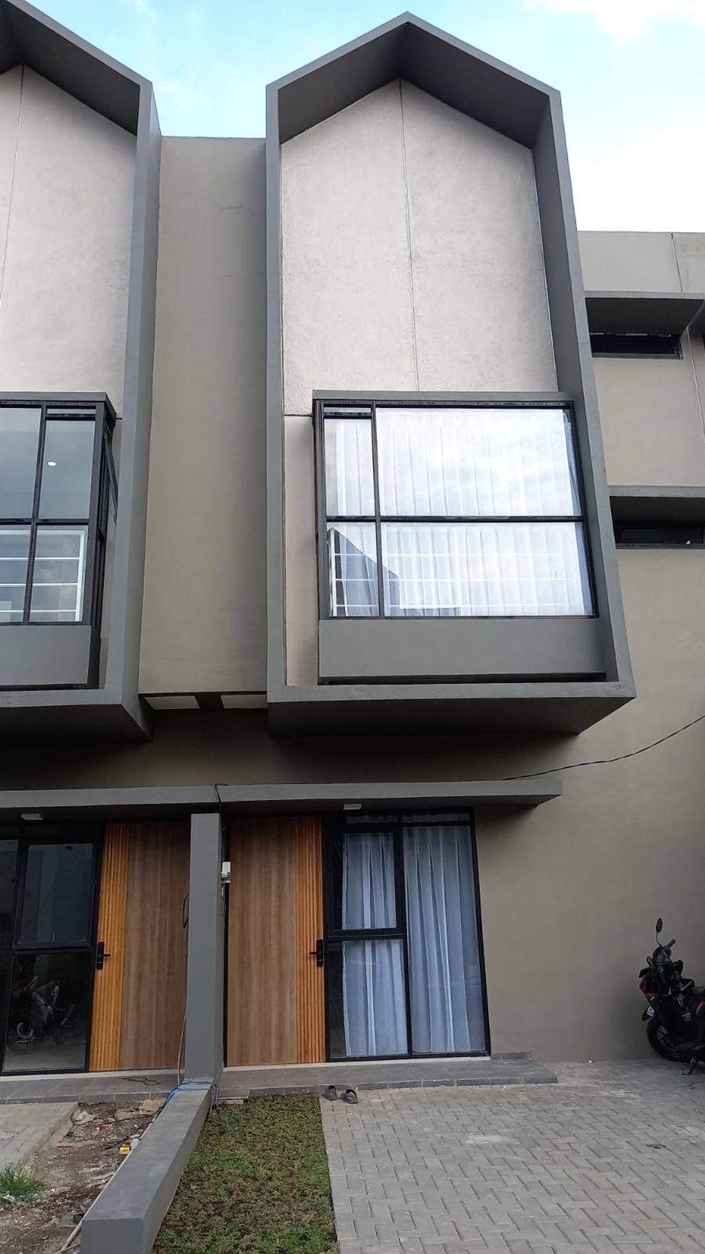 foto tampak rumah tipe 90 (B10) perumahan Kopo Harmonis Townhouse