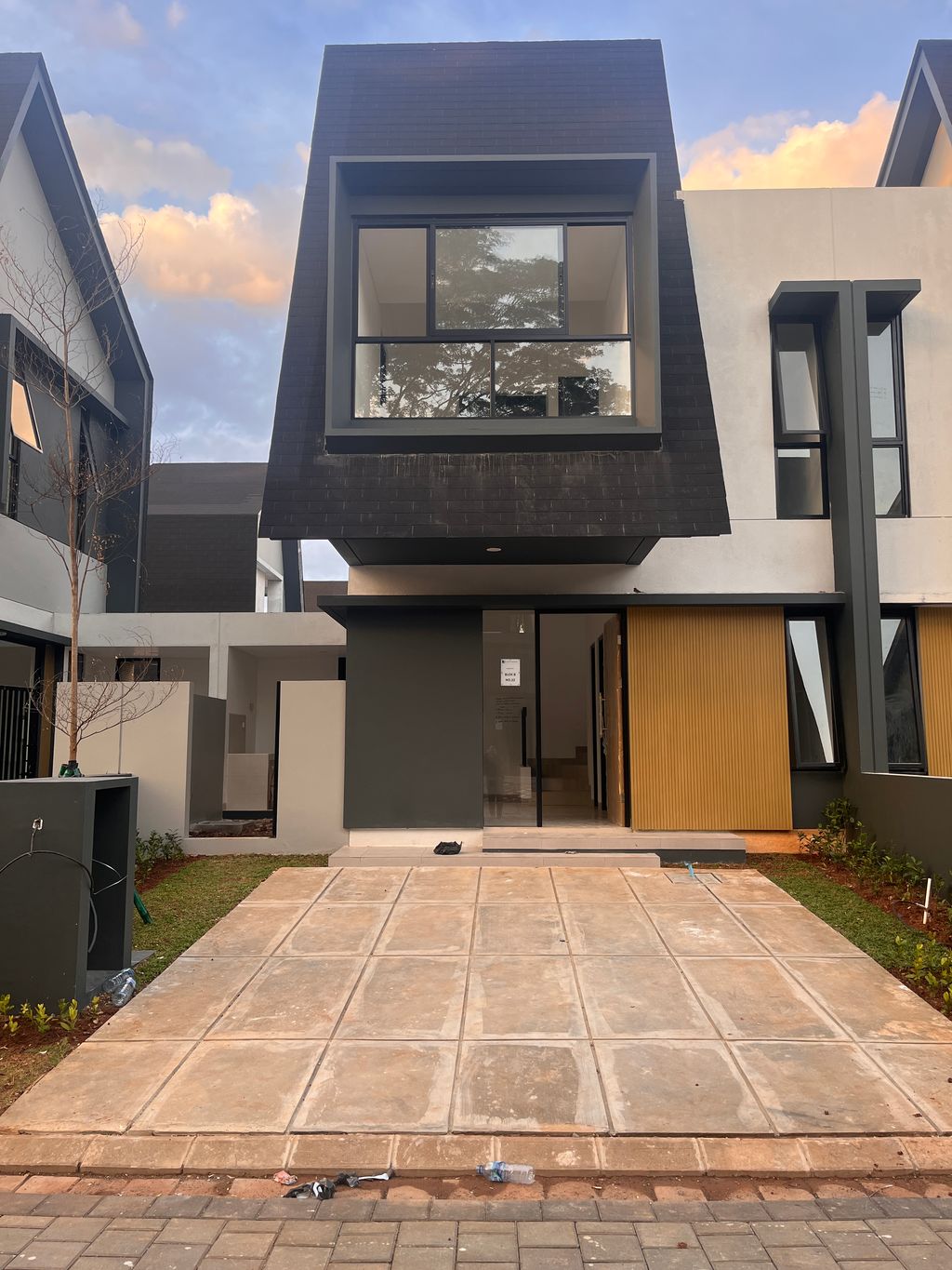foto tampak rumah tipe TILIA B-032 perumahan Shila At Sawangan