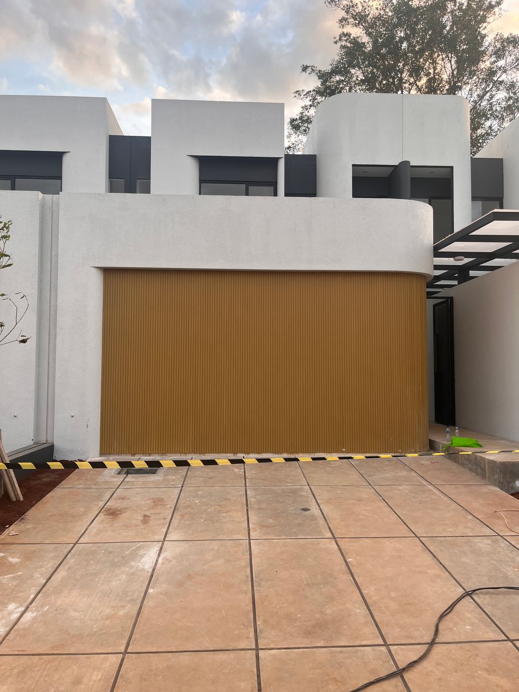 foto tampak rumah tipe TILIA D-008 The courtyard perumahan Shila At Sawangan