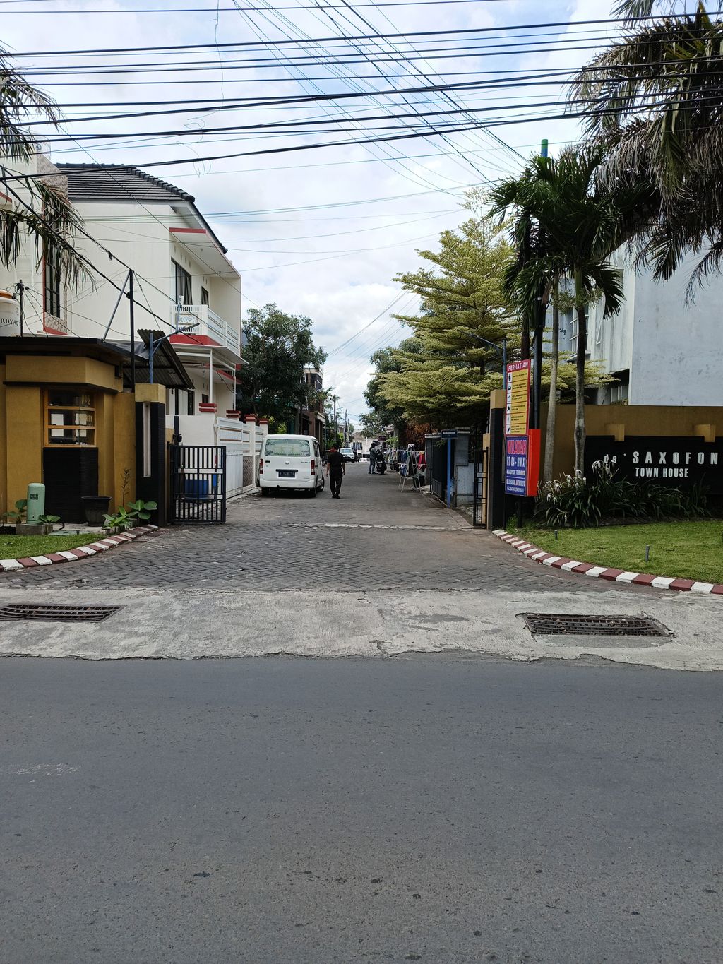foto gerbang perumahan De saxofone Town House V 1