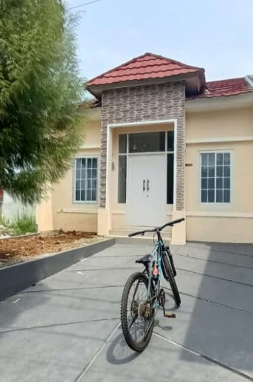 foto tampak rumah tipe 45/165 perumahan BUKIT CIKERETEG INDAH
