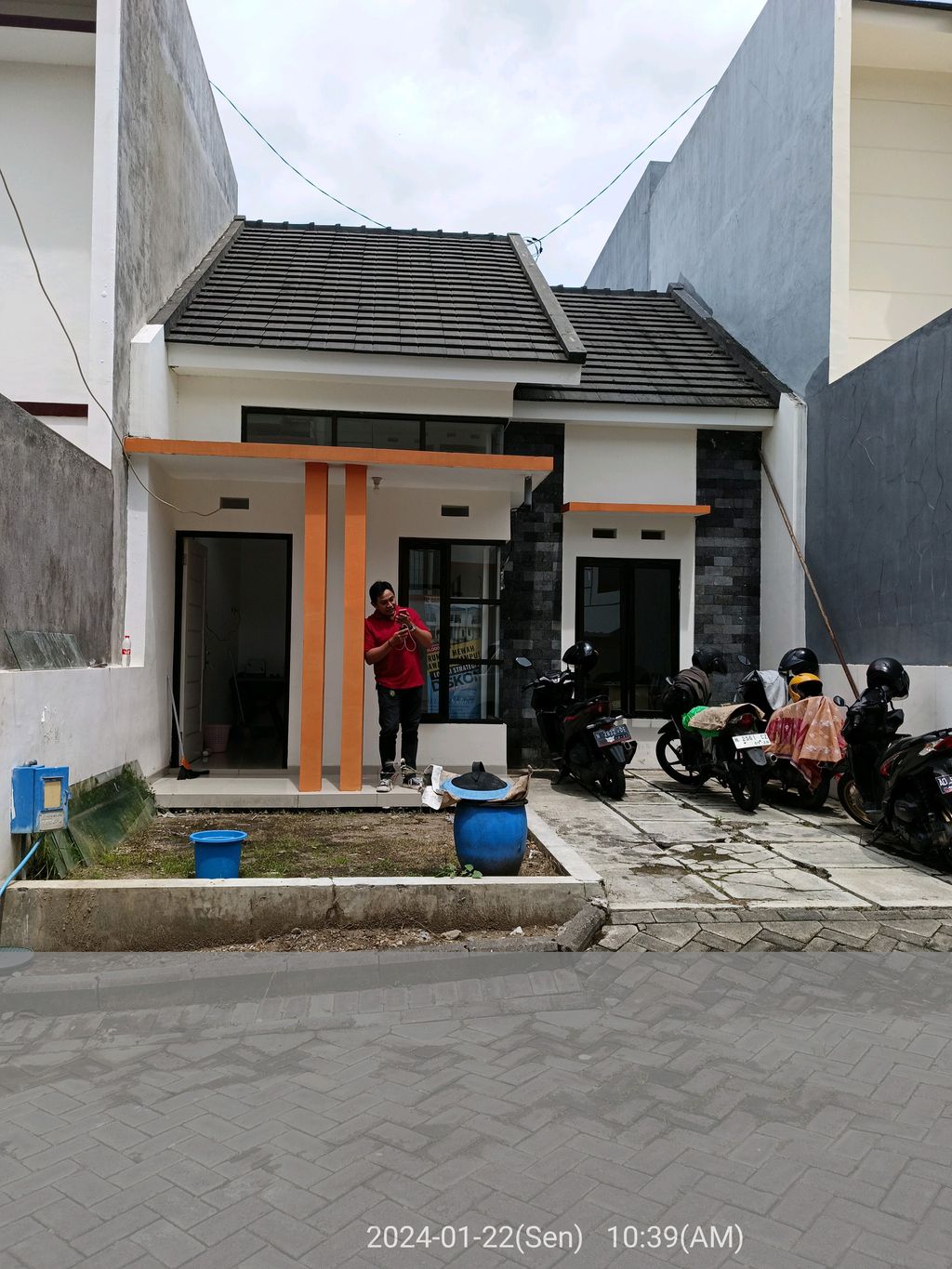 foto tampak rumah tipe 42 perumahan De saxofone Town House V 1