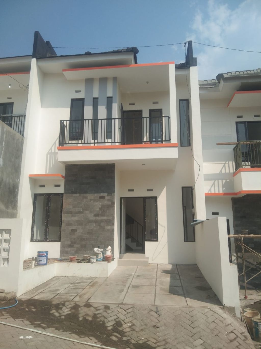 foto tampak rumah tipe 42 perumahan De saxofone Town House V 1