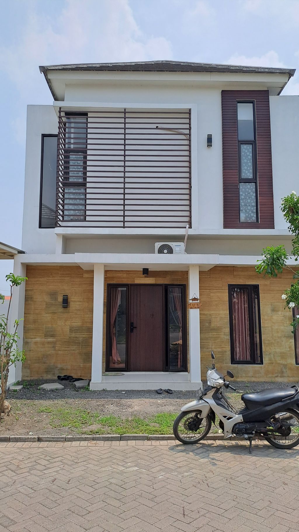 foto tampak rumah tipe FLYER (D) perumahan VICTORY LAND