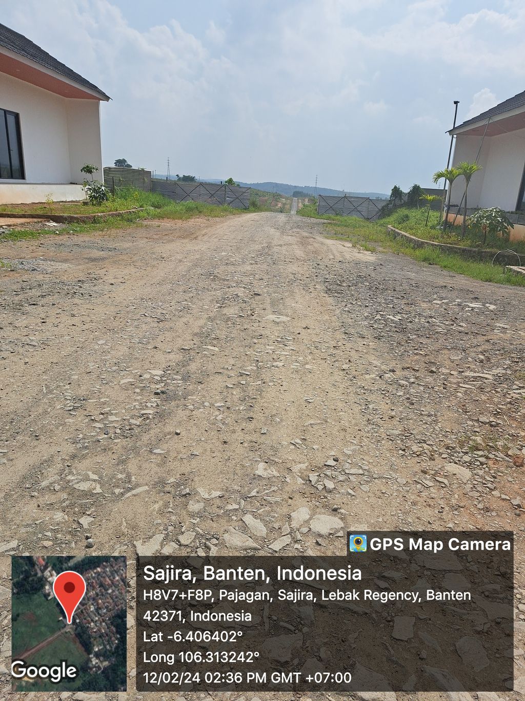 foto gerbang perumahan Perum Karian City