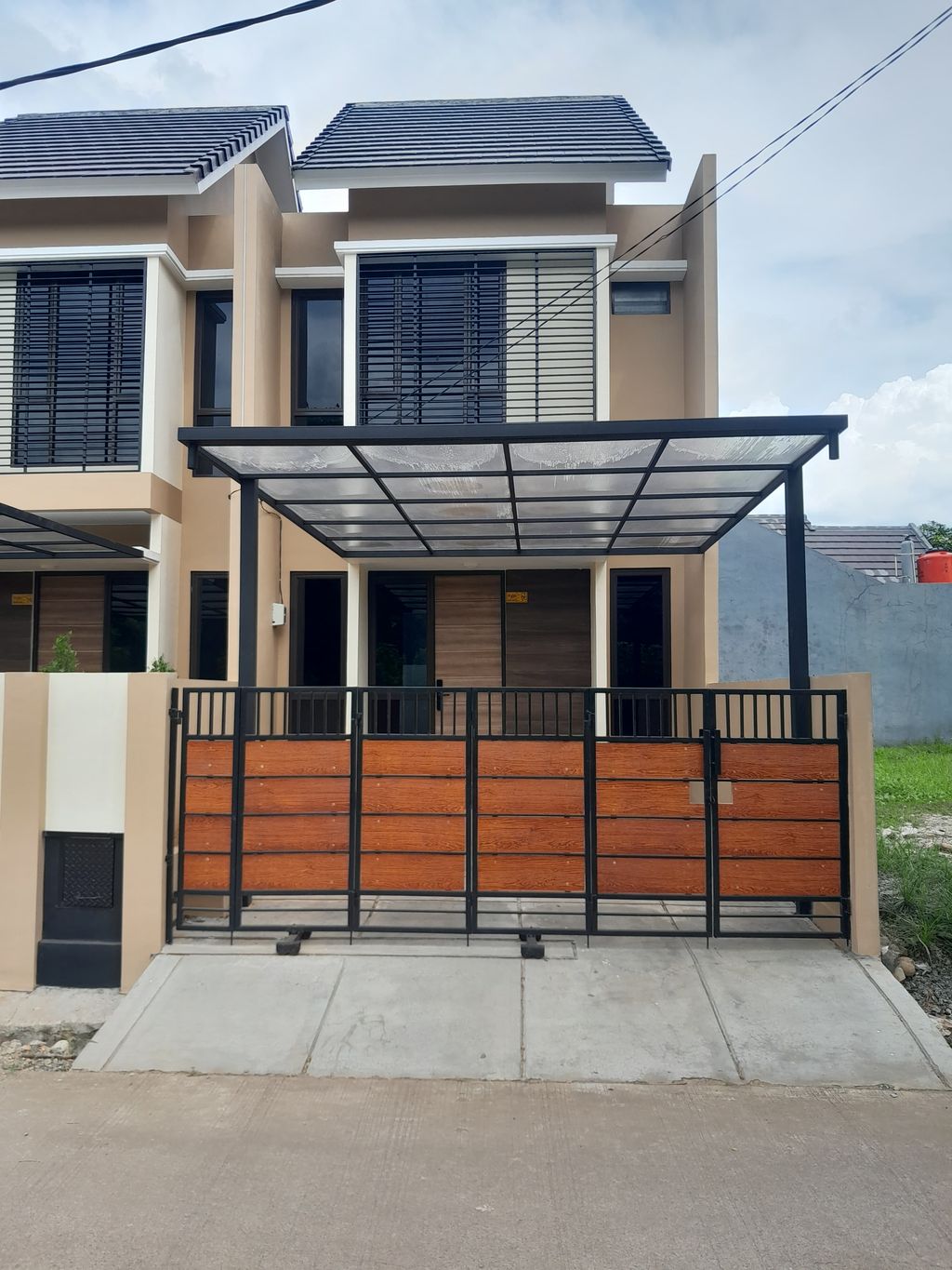 foto tampak rumah tipe Hoya 2024 perumahan Grand Tamansari Residence 1