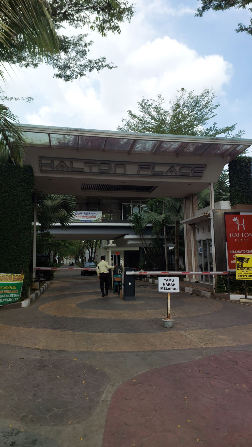 foto gerbang perumahan Halton Place Tahap 2