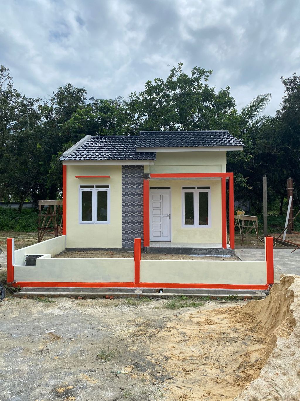 foto tampak rumah tipe RSH 36 perumahan BUMANTARA KURNIA REGENCY