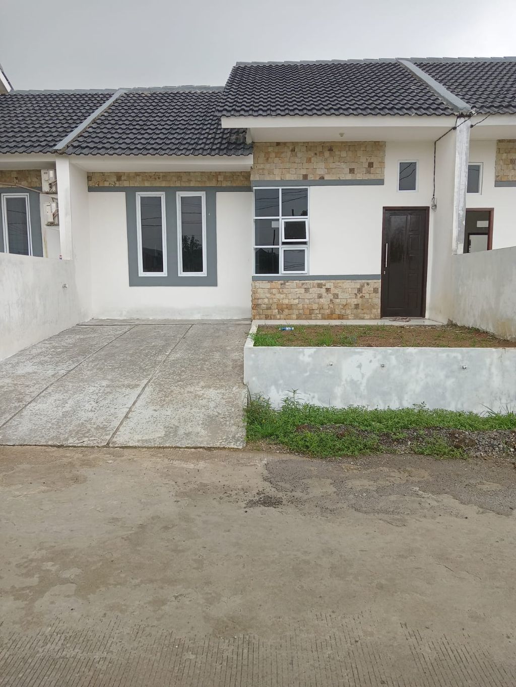 foto tampak rumah tipe 45/108 perumahan PALEM GARDEN JATIREJA