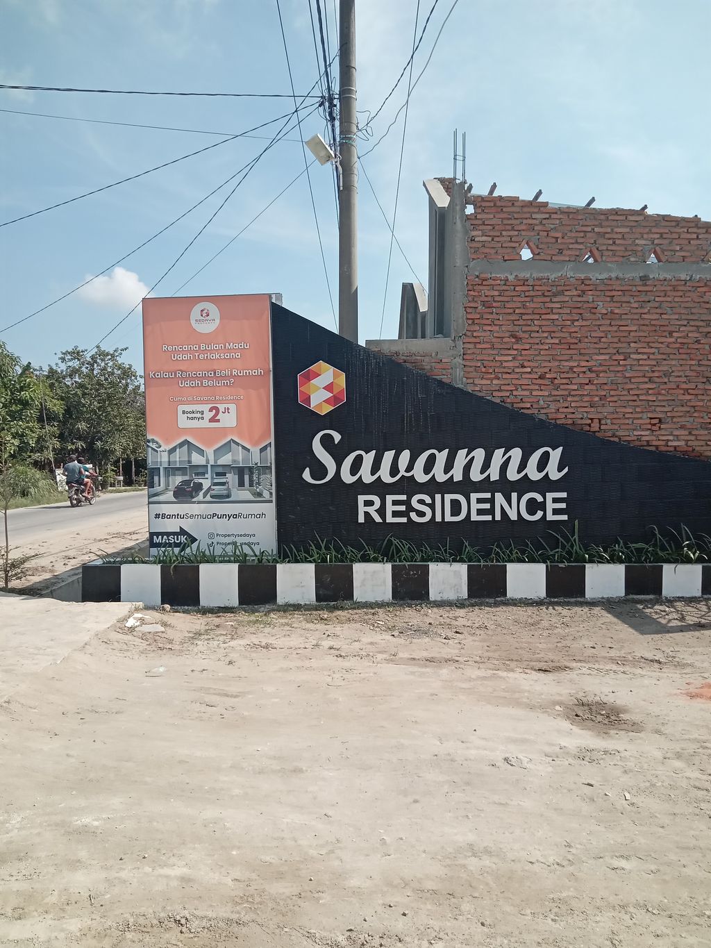 foto gerbang perumahan savanna residence