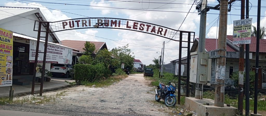 foto gerbang perumahan PUTRI BUMI LESTARI