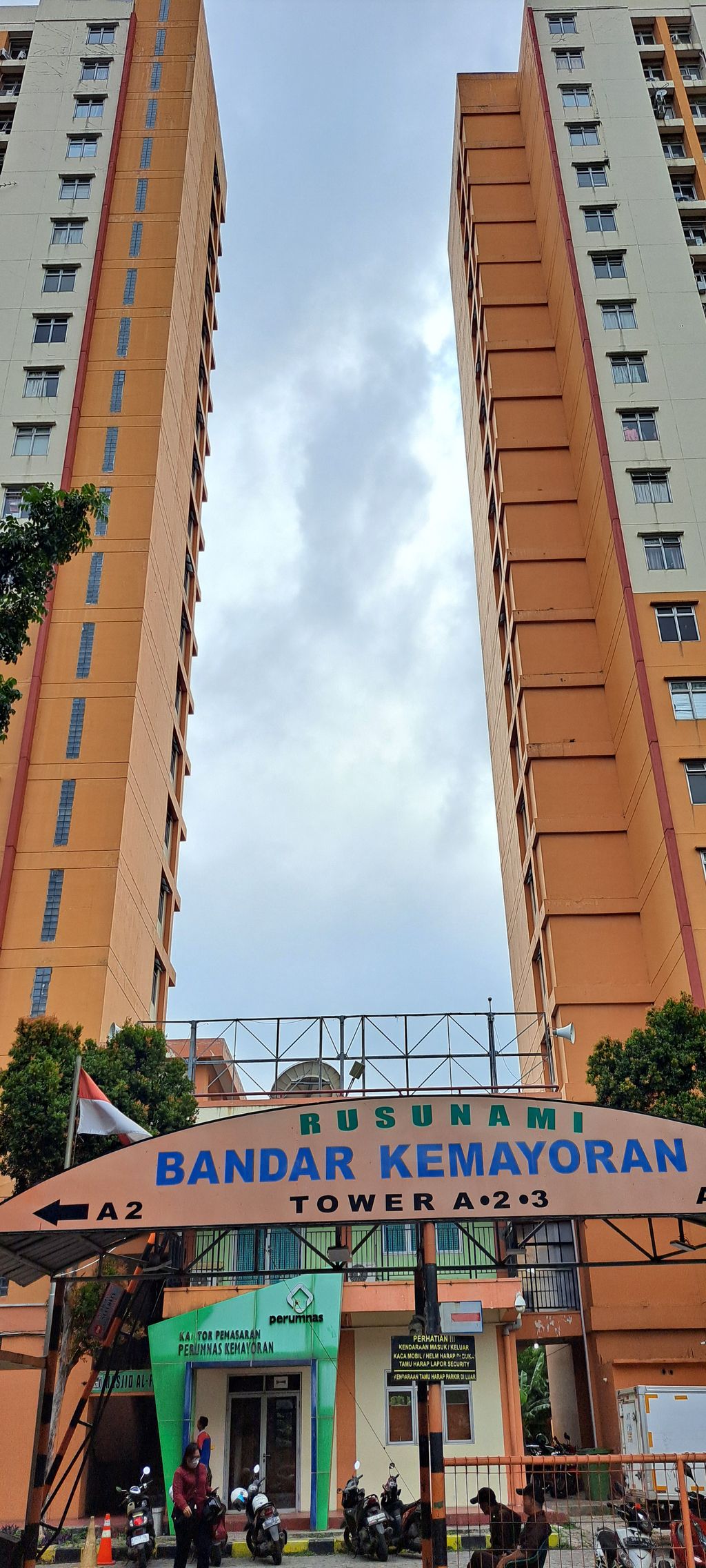 foto gerbang perumahan PERUMNAS RUSUNAMI BANDAR KEMAYORAN