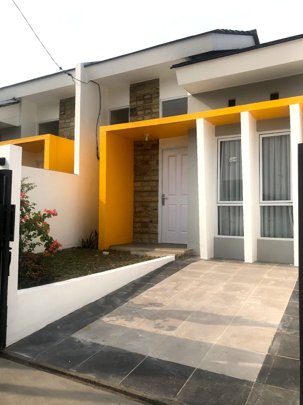 foto tampak rumah tipe NEW AKASIA B L.16 HOOK-115 perumahan GRAND PESONA