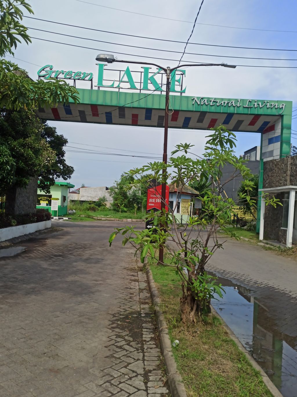 foto gerbang perumahan PERUM GREEN LAKE NATURAL LIVING
