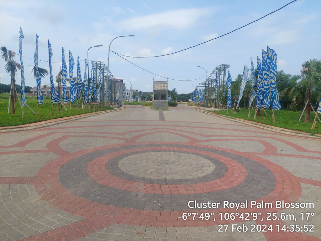 foto gerbang perumahan ROYAL PALM BLOSSOM