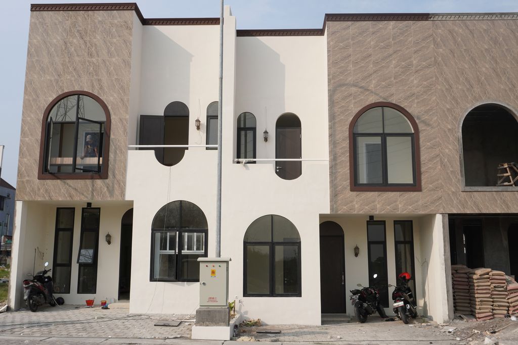 foto tampak rumah tipe ARGANIA SUITE perumahan GUNAWANGSA GRESIK REGENCY