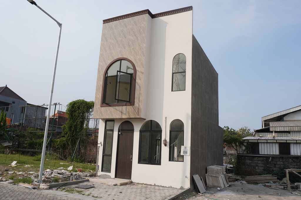 foto tampak rumah tipe KARFA SUPERIOR perumahan GUNAWANGSA GRESIK REGENCY