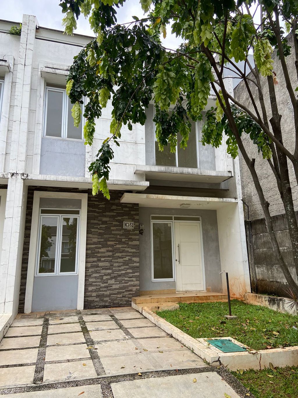 foto tampak rumah tipe NC III No 52 perumahan SERPONG NATURA CITY