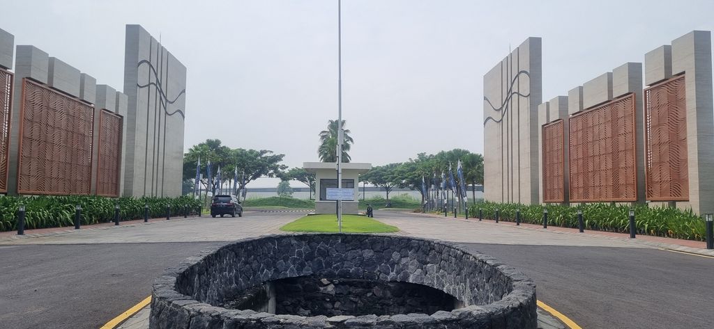 foto gerbang perumahan Opra City
