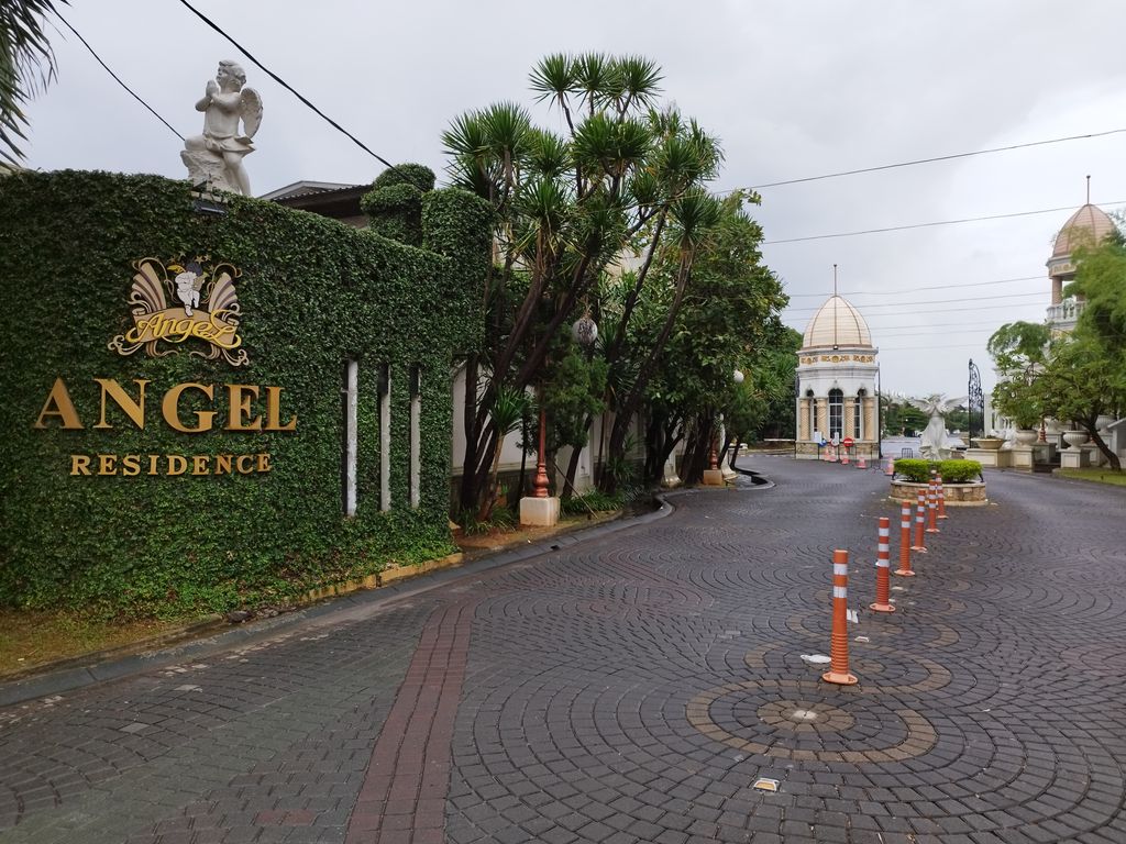 foto gerbang perumahan Angel Residence