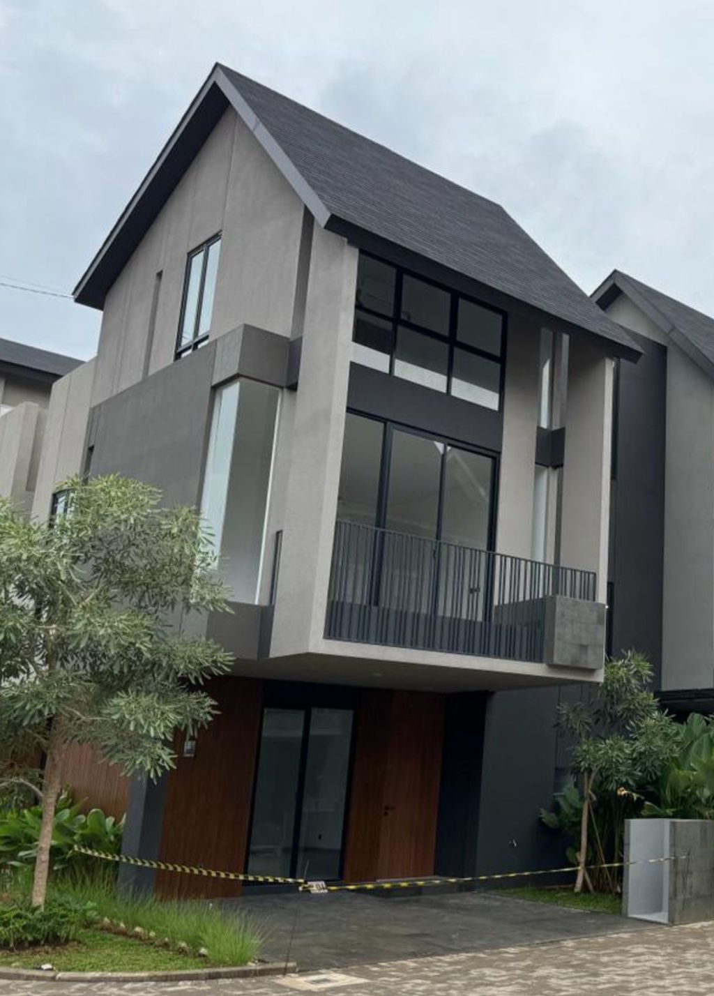 foto tampak rumah tipe 215/102 perumahan Cavana Javateak Land