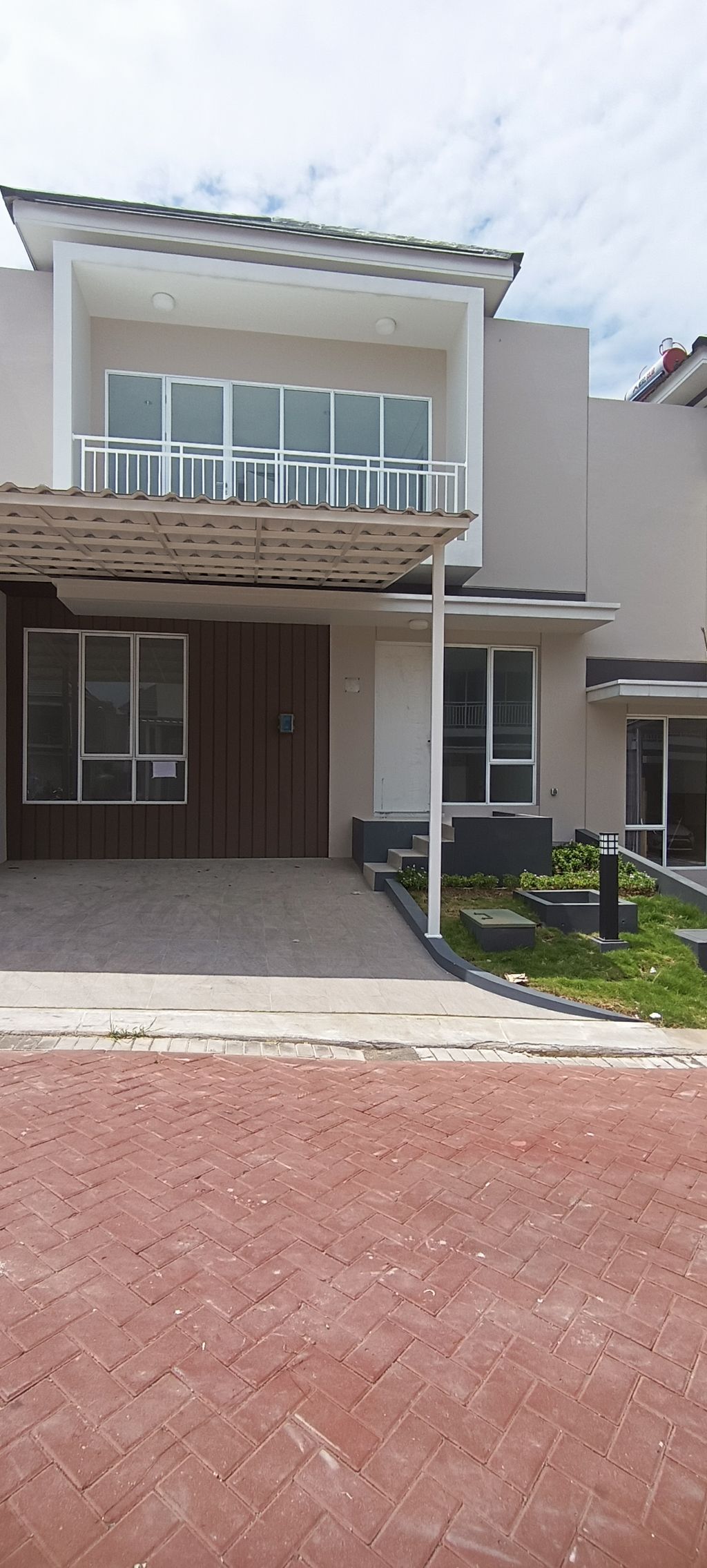 foto tampak rumah tipe PARAMOUNT VILLAGE perumahan PARAMOUNT VILLAGE SEMARANG