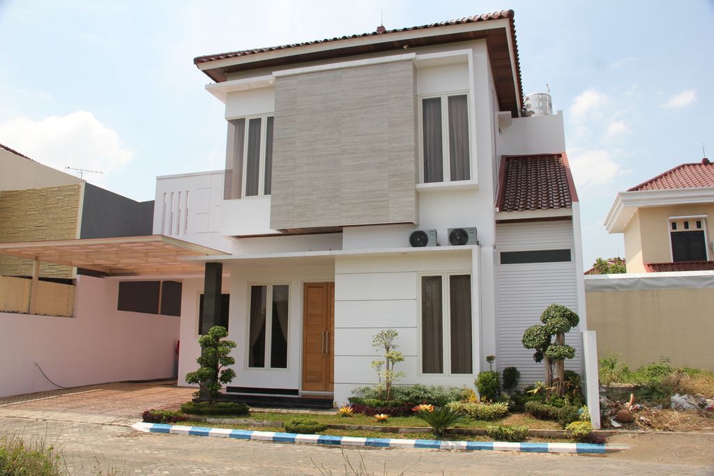 foto tampak rumah tipe 140 perumahan BUMI RENDENG BARU