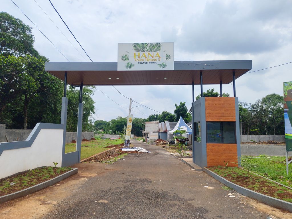 foto gerbang perumahan Hana Town House 3