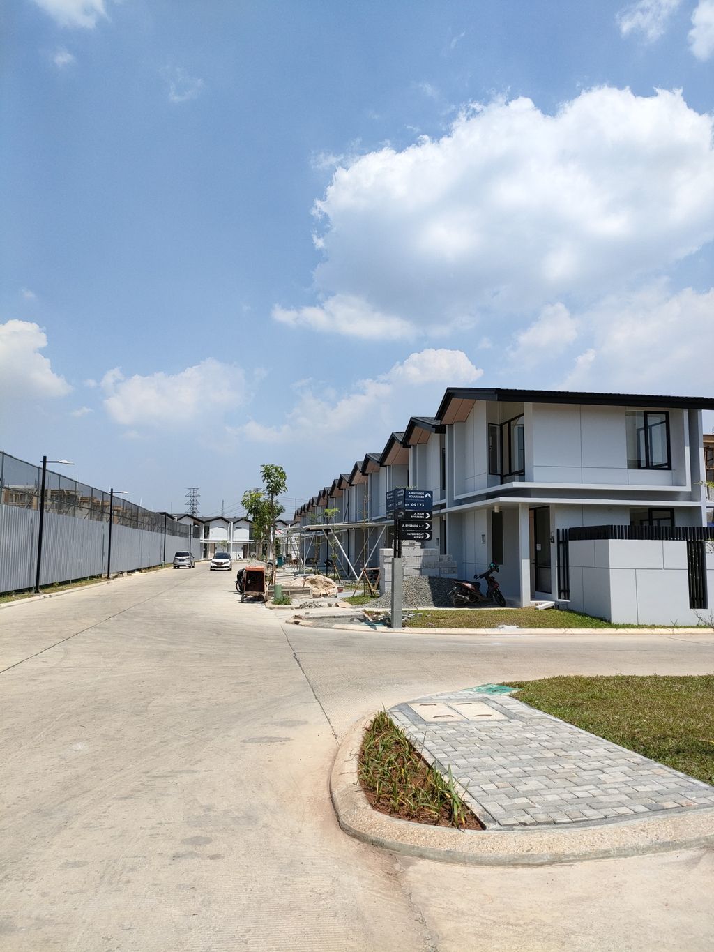 foto posisi tengah perumahan WATERFRONT ESTATE