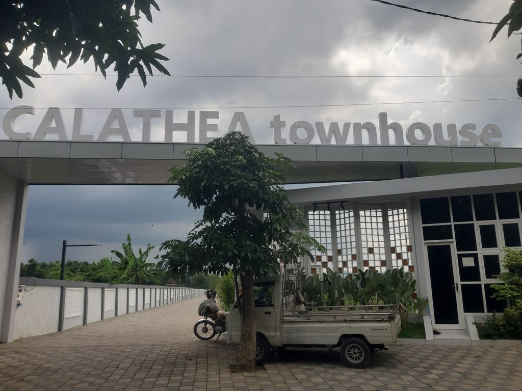foto gerbang perumahan CALATHEA TOWNHOUSE
