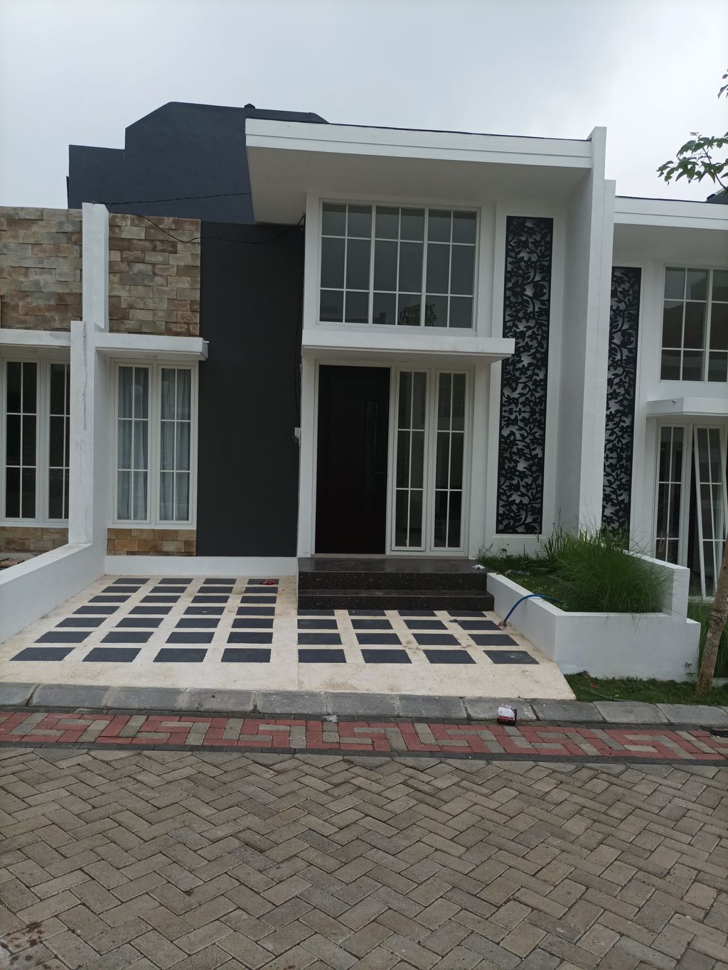 foto contoh rumah perumahan aura park