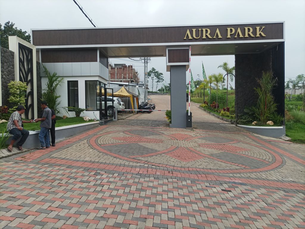 foto gerbang perumahan aura park