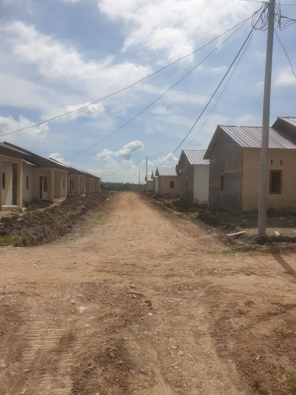 foto posisi tengah perumahan TIARA RESIDENCE TAHAP 2
