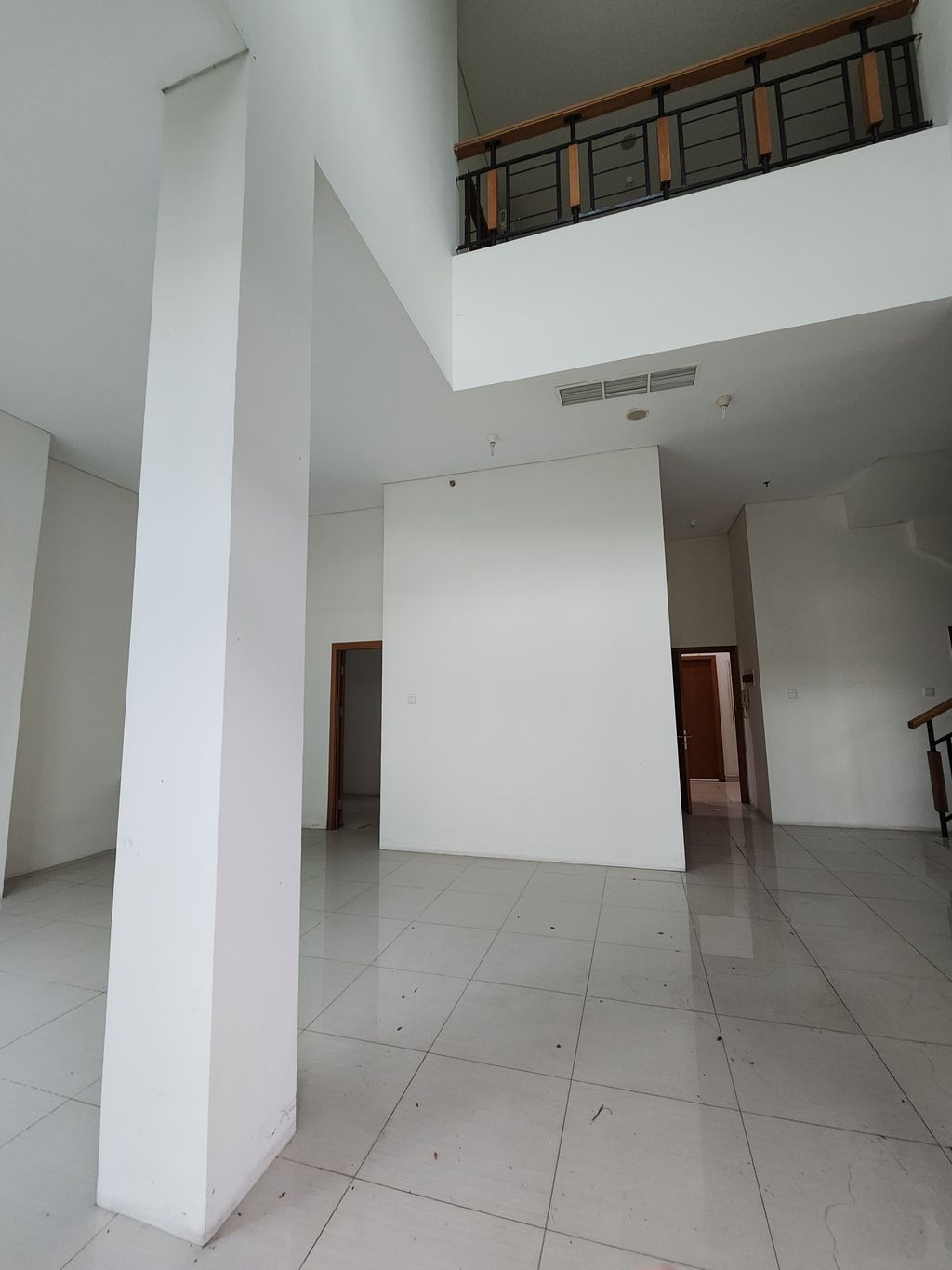 foto tampak rumah tipe Townhouse A perumahan Woodland Park Residence