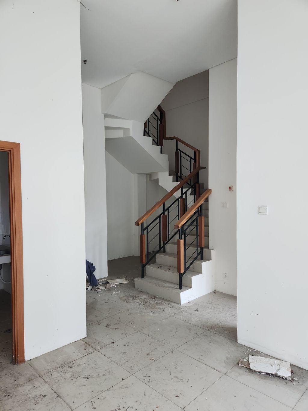 foto tampak rumah tipe Townhouse B perumahan Woodland Park Residence