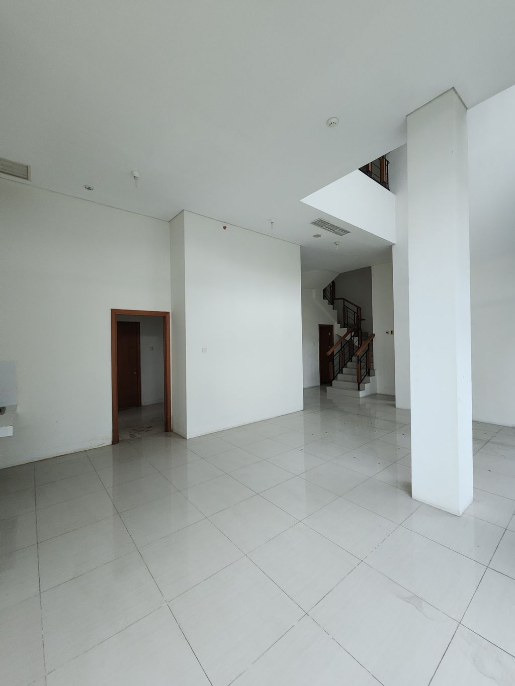 foto tampak rumah tipe Townhouse C perumahan Woodland Park Residence