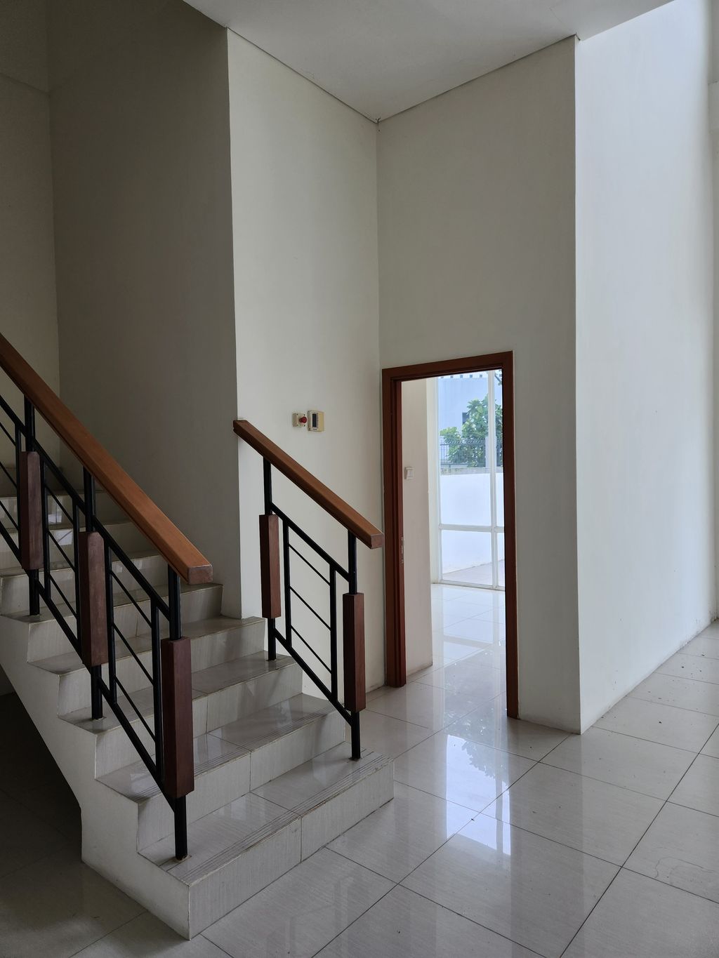 foto tampak rumah tipe Townhouse D perumahan Woodland Park Residence