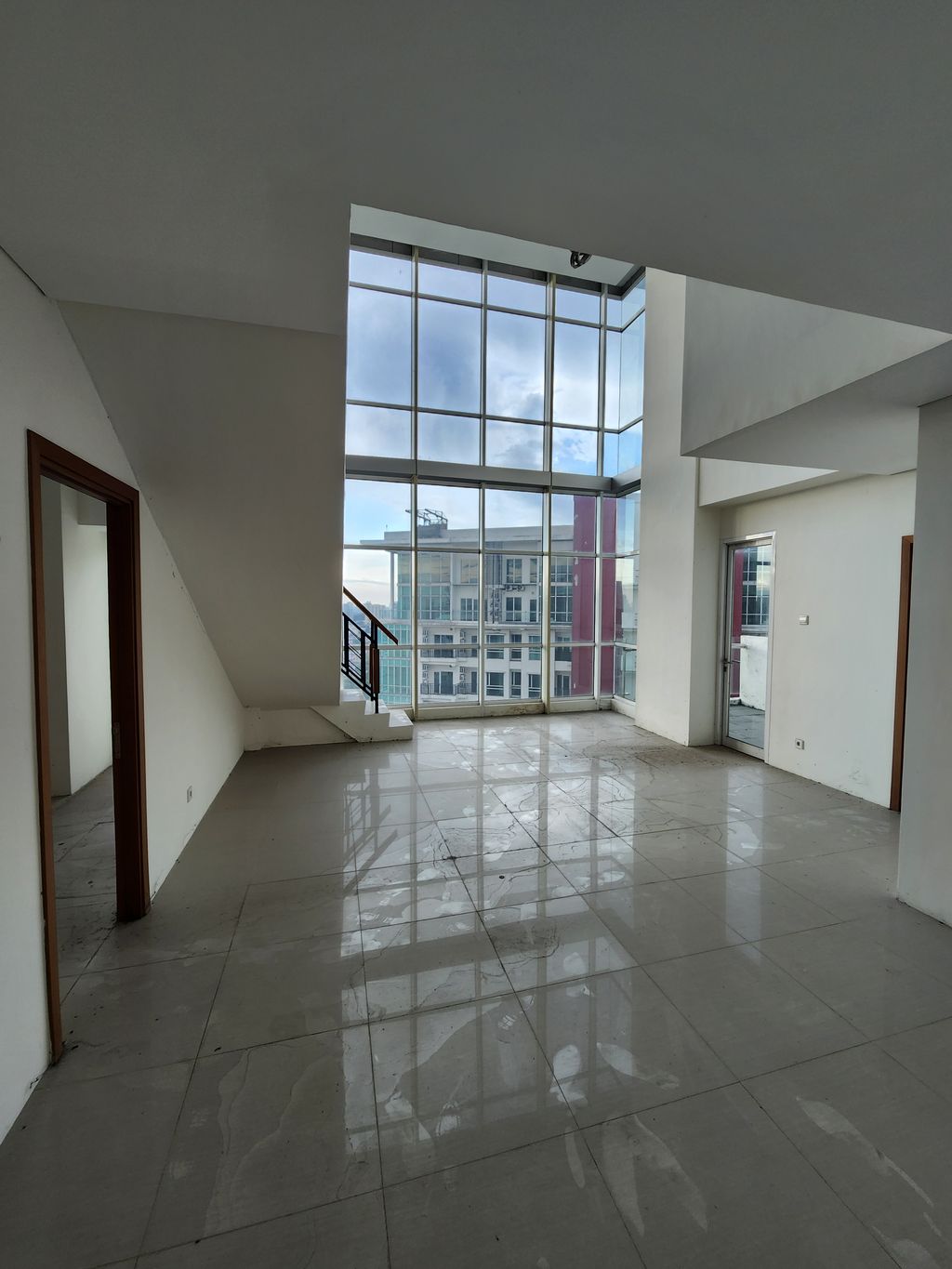 foto tampak rumah tipe Penthouse B perumahan Woodland Park Residence