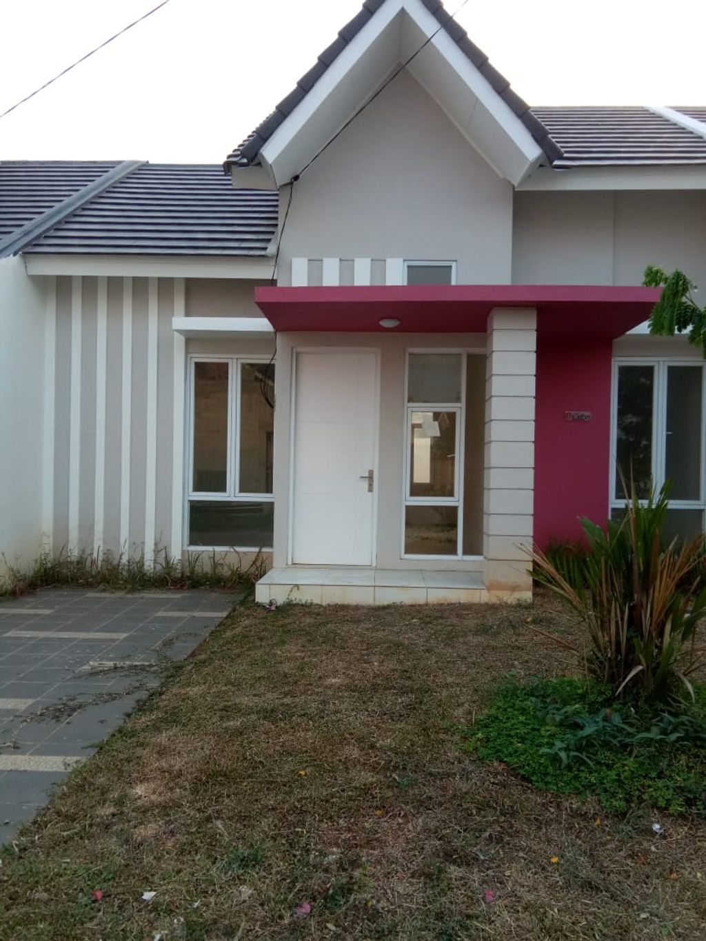 foto tampak rumah tipe MANCHESTER 1,013 perumahan MUTIARA GADING CITY - LONDON BLV