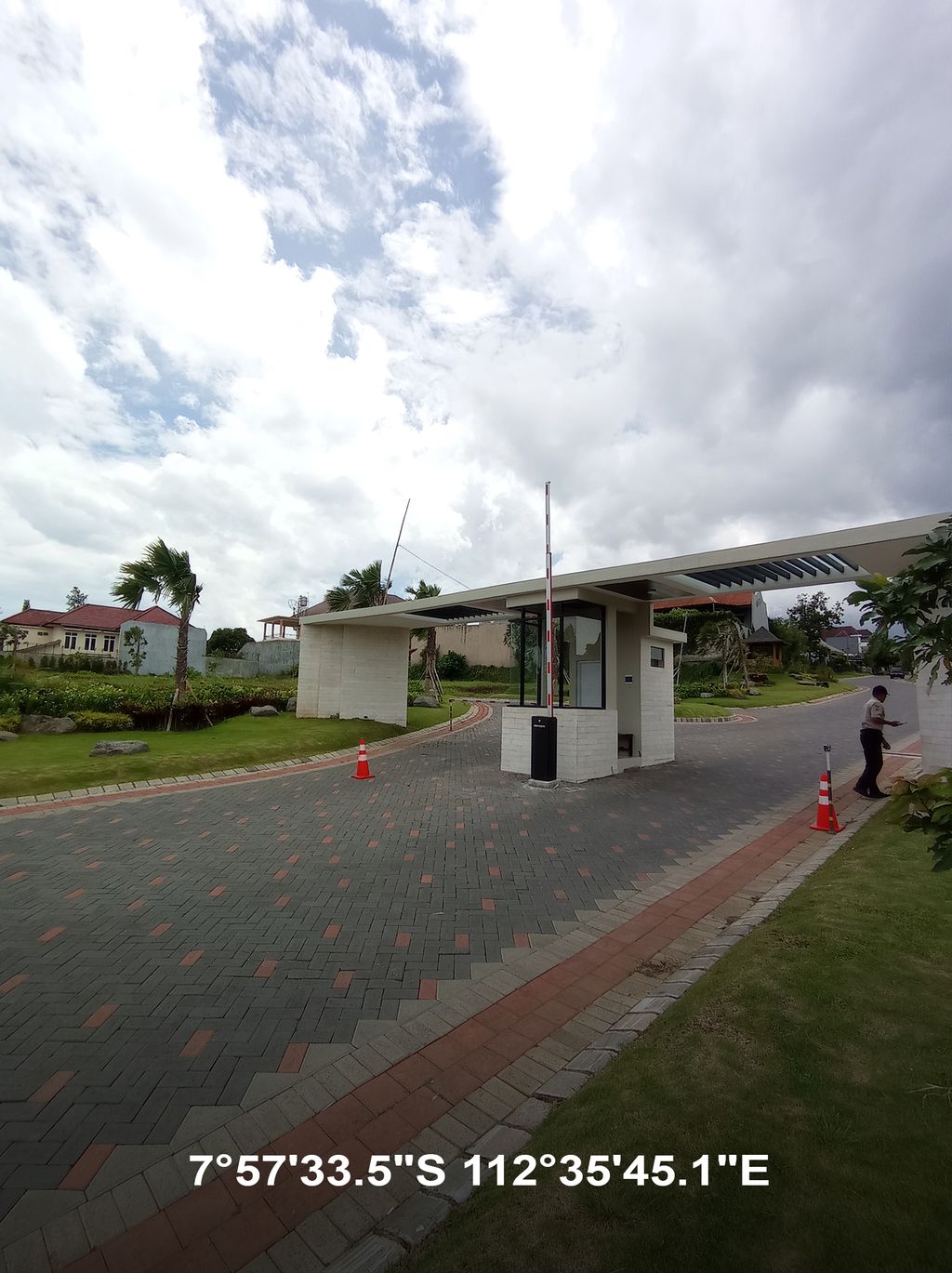 foto gerbang perumahan THE COLLINE