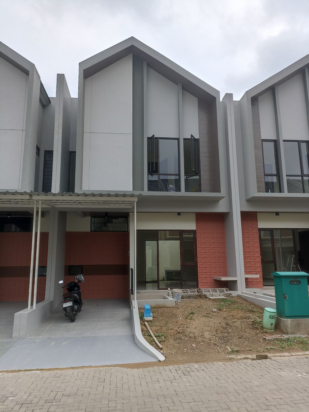foto tampak rumah tipe 89/149 perumahan Woodchester Tahap 1