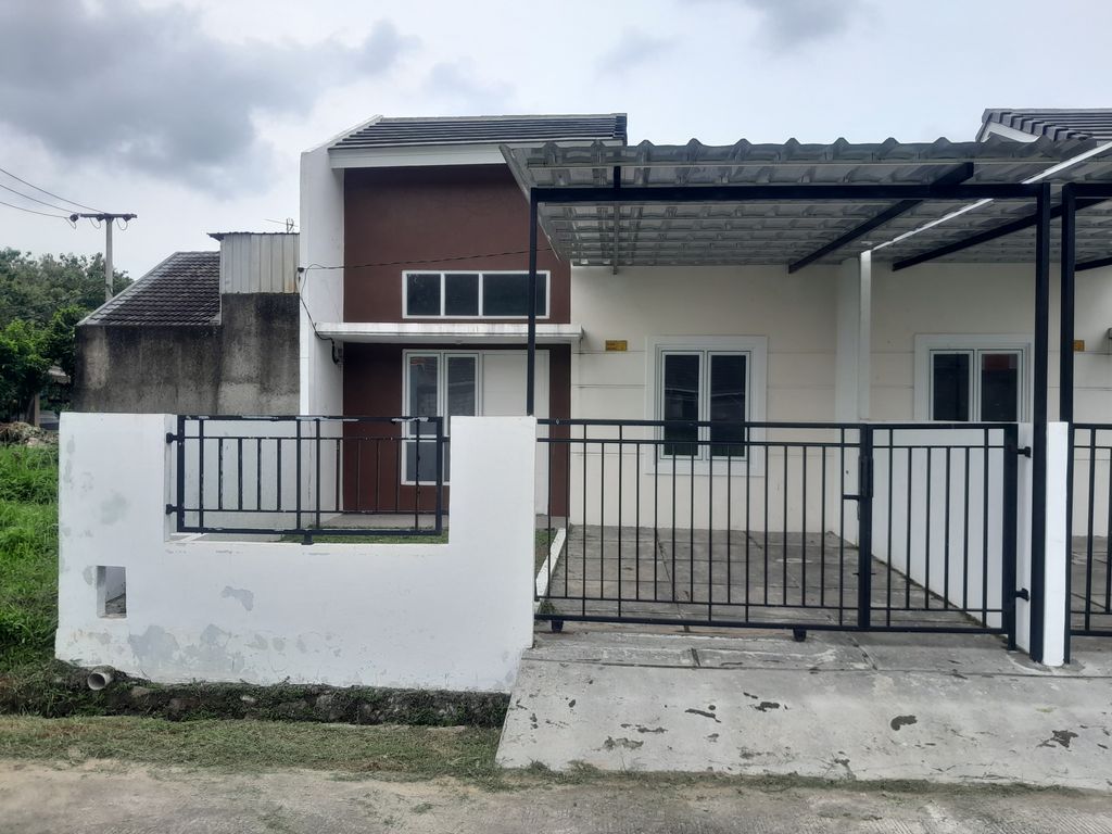 foto tampak rumah tipe Azalea perumahan Grand Tamansari Residence 1