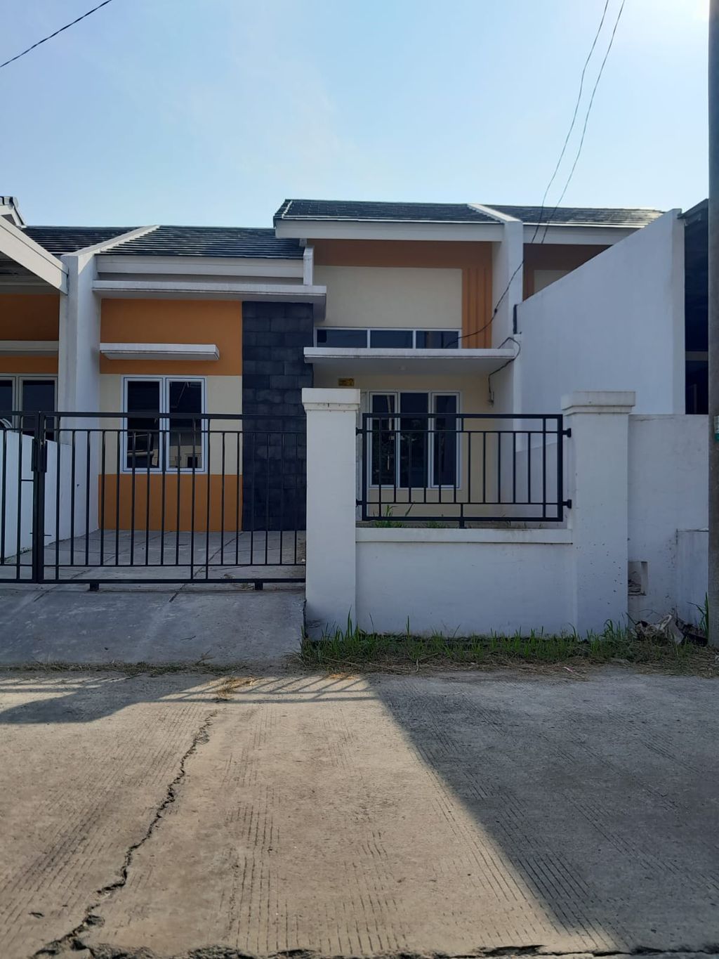 foto tampak rumah tipe Caltha perumahan Grand Tamansari Residence 1
