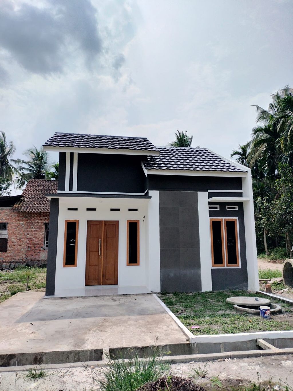 foto tampak rumah tipe violet perumahan GRAHA LARASATI 5